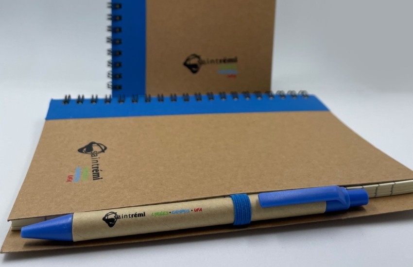 Stylos et carnets personnalisés bleu.